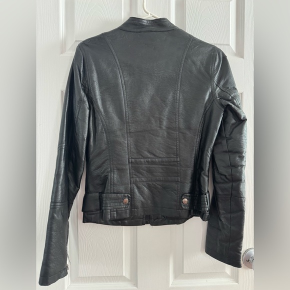 Sleek Black Leather Jacket for Women - Picture 7 of 7